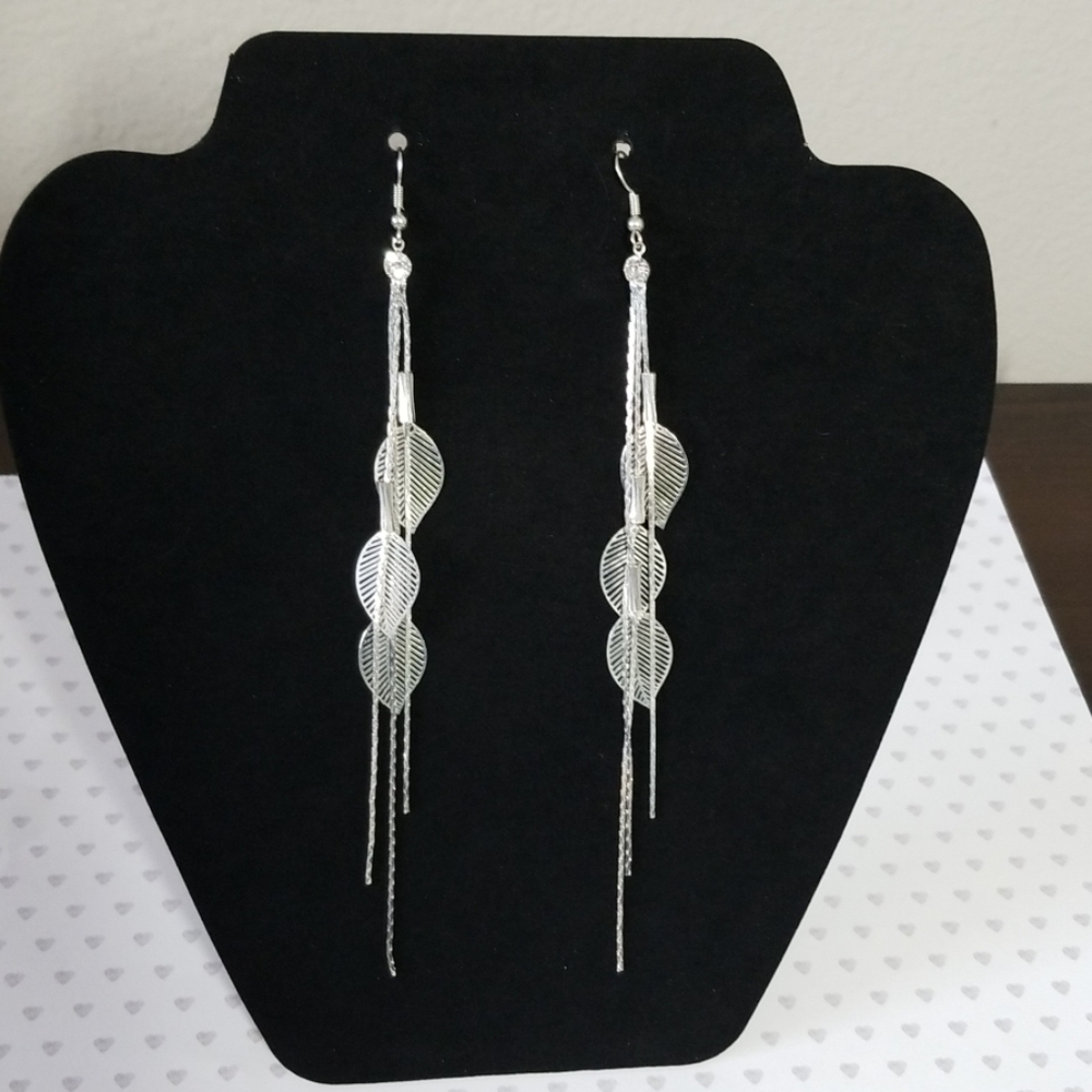 [SOLD] Silver Filigree Dangle Drop Earrings - Picture 2 of 2